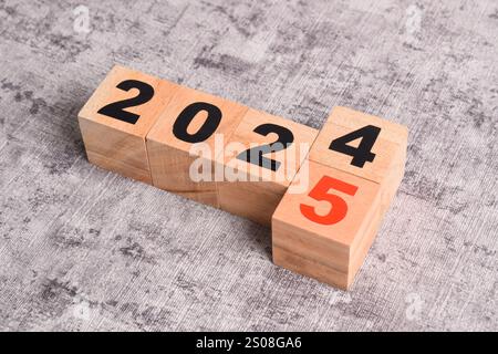 2024 Jahre auf 2025 Jahre bei Holzwürfeln. Jahreskonzept 2024.2025. Plan, Ziel, Trend Stockfoto