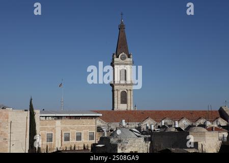 Uhrenturm des Franziskanerklosters des Heiligen Erlösers oder des Klosters von San Salvador über Dächern durch das neue Tor in der Altstadt von Jerusalem Stockfoto