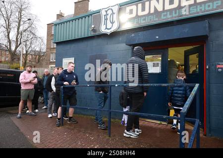 Dens Park, Dundee, Großbritannien. Dezember 2024. Scottish Premiership Football, Dundee gegen Ross County; Fans warten auf Tickets Credit: Action Plus Sports/Alamy Live News Stockfoto