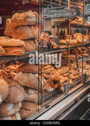 Frisch gebackenes Brot und Gebäck im Fenster der Bäckerei Stockfoto