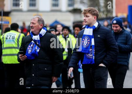 Fans kommen am 26. Dezember 2024 vor dem Premier League-Spiel Chelsea gegen Fulham in Stamford Bridge, London, Großbritannien (Foto: Izzy Poles/News Images) an der Stamford Bridge an. Stockfoto