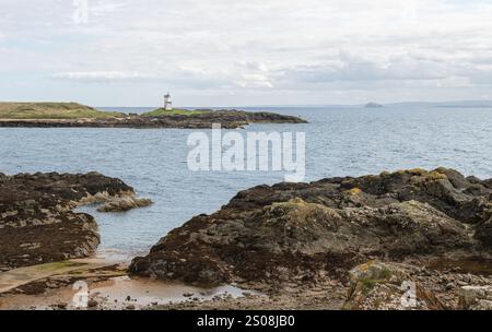 Elie, Fife, Schottland - 12. September 2024; Elie Ness Lighthouse gegenüber Ruby Bay Wood Haven Stockfoto