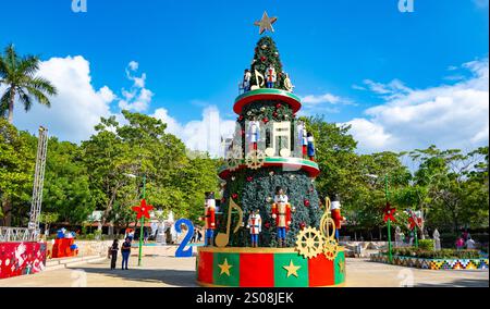 Palenque, Chiapas, Mexiko, Parque Central Palenque mit Weihnachtsdekoration, nur Editorial. Stockfoto