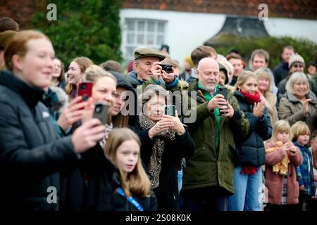 East Hoathly, Großbritannien. Dezember 2024. Kinderwagenrennen am Boxing Day: Teams in schicken Kleidern laufen durch das Dorf East Hoathly in East Sussex und sammeln Spenden für lokale Wohltätigkeitsorganisationen. Die jährliche Veranstaltung beginnt und endet im Kings Head Pub im Zentrum des Dorfes. Quelle: Jim Holden/Alamy Live News Stockfoto