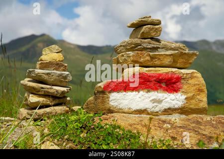 Rot-weiße Wegmarkierung auf einem Wanderweg zur Navigation auf einer Bergwanderung in österreich Stockfoto