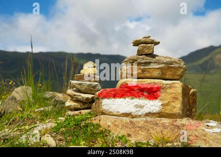 Rot-weiße Wegmarkierung auf einem Wanderweg zur Navigation auf einer Bergwanderung in österreich Stockfoto