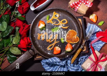 Süße Valentinstag-Pfannkuchen, süße hausgemachte Butterkuchen in Form von "Ich liebe dich", sei meine Herzschrift. Frühstück oder Geschenkidee zum Valentinstag Stockfoto