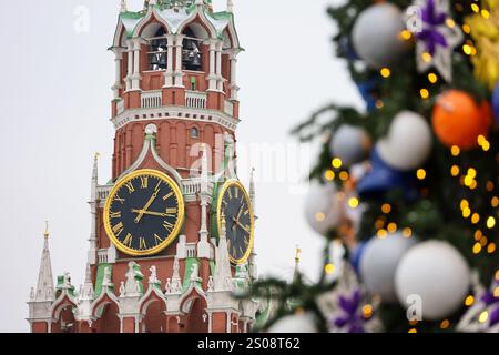 Weihnachtsbaum mit Dekorationen auf dem Hintergrund des Moskauer Kremls auf dem Roten Platz, selektiver Fokus. Neujahr in Russland, Blick auf den Spasskaya-Turm Stockfoto
