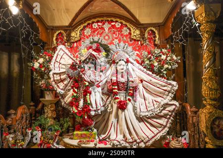 Religion & glaube Srila Prabhupada gründete ISKCON im Juli 1966. Der ISKCON-Tempel in New York City ist eine nichtkonfessionelle Gemeinschaft, die sich der spirituellen Erziehung und der Förderung der Einheit und des Friedens in der Welt widmet, indem sie die heiligen Namen skandiert, geheiligte vegetarische Nahrung verteilt und spirituelles Wissen und Praktiken propagiert, die auf den zeitlosen vedischen Schriften Indiens basieren. wie dargestellt, um geistiges Wissen systematisch in der Gesellschaft allgemein zu verbreiten und alle Menschen in den Techniken des spirituellen Lebens zu erziehen, um das Ungleichgewicht der Werte im Leben zu überwinden und eine wirkliche Einheit und Einheit zu erreichen Stockfoto