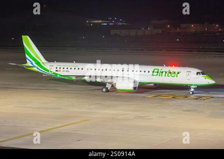 Embraer 190 Flugzeug auf dem Vorfeld des Gran Canaria Flughafens, Gando manövriert nachts. Stockfoto