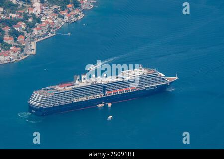 Kotor, Montenegro, 4. August 2024. Die MS Oosterdam ist ein 285 Meter langes Schiff der Holland America Line. Stockfoto