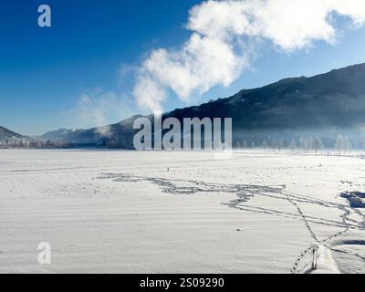 Schneefeld und blauer Himmel mit etwas Nebel gegen den blauen Himmel Stockfoto