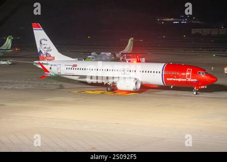 Modernes Flugzeug Boeing 737 MAX der schwedischen Fluggesellschaft Norwegian Air Sweden AOC manövriert nachts am Flughafen Gran Canaria, Gando. Stockfoto