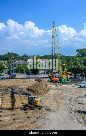 NEW ORLEANS, LA, USA - 13. SEPTEMBER 2023: Baustelle mit schwerer Ausrüstung für den neuen Schlafsaal auf dem Campus der Loyola University Stockfoto