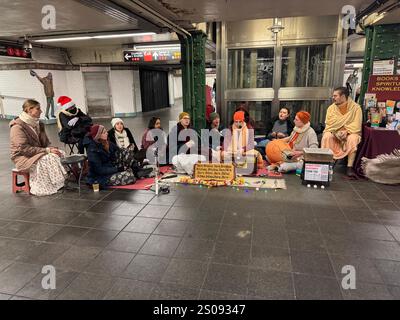 Religion & glaube Srila Prabhupada gründete ISKCON im Juli 1966. Der ISKCON-Tempel in New York City ist eine nichtkonfessionelle Gemeinschaft, die sich der spirituellen Erziehung und der Förderung der Einheit und des Friedens in der Welt widmet, indem sie die heiligen Namen skandiert, geheiligte vegetarische Nahrung verteilt und spirituelles Wissen und Praktiken propagiert, die auf den zeitlosen vedischen Schriften Indiens basieren. wie dargestellt, um geistiges Wissen systematisch in der Gesellschaft allgemein zu verbreiten und alle Menschen in den Techniken des spirituellen Lebens zu erziehen, um das Ungleichgewicht der Werte im Leben zu überwinden und eine wirkliche Einheit und Einheit zu erreichen Stockfoto