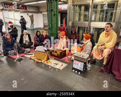 Religion & glaube Srila Prabhupada gründete ISKCON im Juli 1966. Der ISKCON-Tempel in New York City ist eine nichtkonfessionelle Gemeinschaft, die sich der spirituellen Erziehung und der Förderung der Einheit und des Friedens in der Welt widmet, indem sie die heiligen Namen skandiert, geheiligte vegetarische Nahrung verteilt und spirituelles Wissen und Praktiken propagiert, die auf den zeitlosen vedischen Schriften Indiens basieren. wie dargestellt, um geistiges Wissen systematisch in der Gesellschaft allgemein zu verbreiten und alle Menschen in den Techniken des spirituellen Lebens zu erziehen, um das Ungleichgewicht der Werte im Leben zu überwinden und eine wirkliche Einheit und Einheit zu erreichen Stockfoto