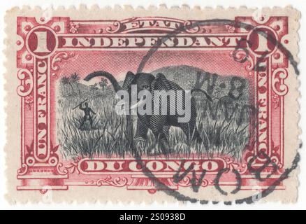 BELGISCHER KONGO - 1901: 1 Franc Karmin und schwarze Briefmarke, die die Jagd auf den afrikanischen Elefanten (Loxodonta africana) zeigt. Der afrikanische Buschelefant, auch bekannt als afrikanischer Savannenelefant, ist eine Elefantenart, die in Afrika südlich der Sahara beheimatet ist Stockfoto