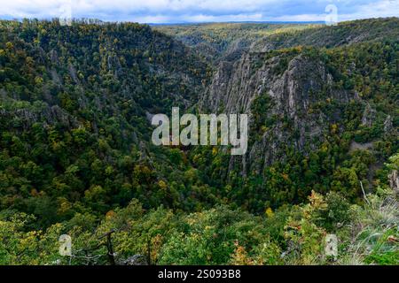 Bodetal im Herbst Blick vom Hexentanzplatz in Thale in das herbstliche Bodetal, fotografiert am 10.Oktober 2024. Thale Sachsen-Anhalt Deutschland Bodetal01382 *** Bodetal im Herbst Blick vom Hexentanzplatz in Thale in den herbstlichen Bodetal, fotografiert am 10. Oktober 2024 Thale Sachsen Anhalt Germany Bodetal01382 Stockfoto