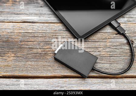 Der Kartenleser ist mit einem mobilen Gerät verbunden Stockfoto