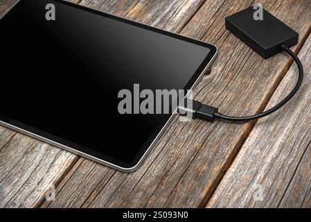 Der Kartenleser ist mit einem mobilen Gerät verbunden Stockfoto