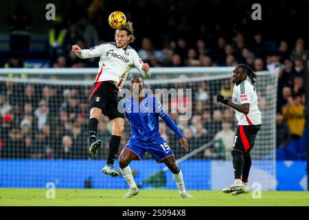 Joachim Andersen von Fulham führt den Ball während des Premier League-Spiels Chelsea gegen Fulham in Stamford Bridge, London, Großbritannien, 26. Dezember 2024 (Foto: Izzy Poles/News Images) in London, Großbritannien am 26. Dezember 2024. (Foto: Izzy Poles/News Images/SIPA USA) Stockfoto