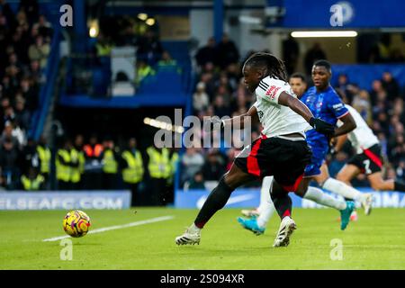 Calvin Bassey of Fulham drehte während des Premier League-Spiels Chelsea gegen Fulham in Stamford Bridge, London, Großbritannien, 26. Dezember 2024 (Foto: Izzy Poles/News Images) in London, Großbritannien am 26. Dezember 2024. (Foto: Izzy Poles/News Images/SIPA USA) Stockfoto