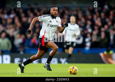 Alex Iwobi von Fulham bricht mit dem Ball während des Premier League-Spiels Chelsea gegen Fulham in Stamford Bridge, London, Großbritannien, 26. Dezember 2024 (Foto: Izzy Poles/News Images) in London, Großbritannien am 26. Dezember 2024. (Foto: Izzy Poles/News Images/SIPA USA) Stockfoto