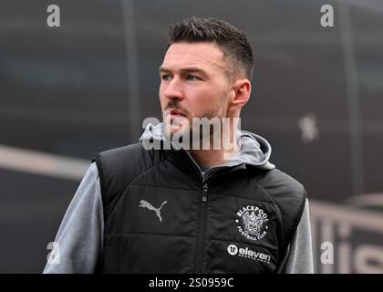 Richard O'Donnell von Blackpool kommt vor dem Spiel der Sky Bet League One im Stok Racecourse Stadion Wrexham an. Bilddatum: Donnerstag, 26. Dezember 2024. Stockfoto