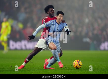 Tottenham Hotspurs Sohn Heung-Min und Nottingham Forest Ola Aina (links) kämpfen um den Ball während des Premier League-Spiels auf dem City Ground in Nottingham. Bilddatum: Donnerstag, 26. Dezember 2024. Stockfoto