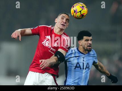 Nikola Milenkovic von Nottingham Forest und Tottenham Hotspurs Dominic Solanke (rechts) kämpfen um den Ball während des Premier League-Spiels auf dem City Ground in Nottingham. Bilddatum: Donnerstag, 26. Dezember 2024. Stockfoto