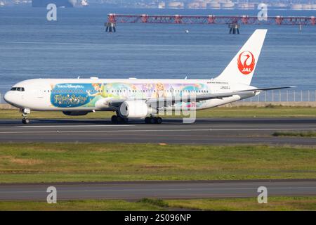 Japan – Tokio, 21. November 2024: JAL Japan Airlines (Tokyo DisneySea Livery) B767 in Japan Stockfoto