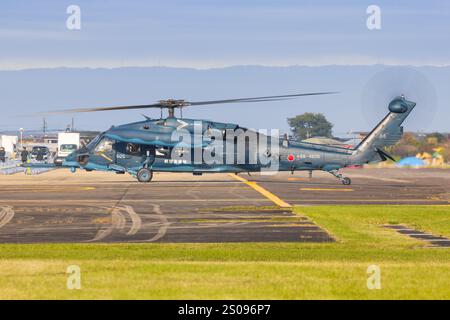 Japan, auf dem Luftwaffenstützpunkt Gifu 17. November 2024:Mitsubishi UH-60J auf dem Luftwaffenstützpunkt Gifu in Japa Stockfoto