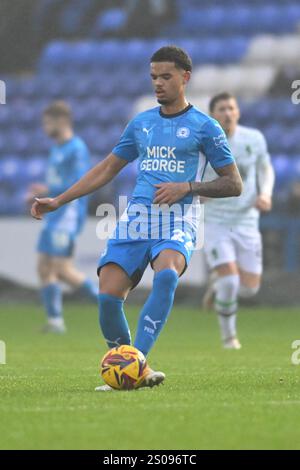 Jadel Katongo (27 Peterborough United) übergibt den Ball während des Spiels der Sky Bet League 1 zwischen Peterborough und Mansfield Town in der London Road, Peterborough am Donnerstag, den 26. Dezember 2024. (Foto: Kevin Hodgson | MI News) Credit: MI News & Sport /Alamy Live News Stockfoto