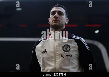 Wolverhampton, Großbritannien. Dezember 2024. Diogo Dalot von Manchester United trifft am 26. Dezember 2024 in Molineux, Wolverhampton, Vereinigtes Königreich, vor dem Premier League-Spiel Wolverhampton Wanderers gegen Manchester United ein (Foto: Gareth Evans/News Images) in Wolverhampton, Vereinigtes Königreich am 26. Dezember 2024. (Foto: Gareth Evans/News Images/SIPA USA) Credit: SIPA USA/Alamy Live News Stockfoto