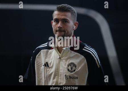 Wolverhampton, Großbritannien. Dezember 2024. Matthijs de Ligt von Manchester United trifft am 26. Dezember 2024 in Molineux, Wolverhampton, Vereinigtes Königreich, vor dem Premier League-Spiel Wolverhampton Wanderers gegen Manchester United ein (Foto: Gareth Evans/News Images) in Wolverhampton, Vereinigtes Königreich am 26. Dezember 2024. (Foto: Gareth Evans/News Images/SIPA USA) Credit: SIPA USA/Alamy Live News Stockfoto