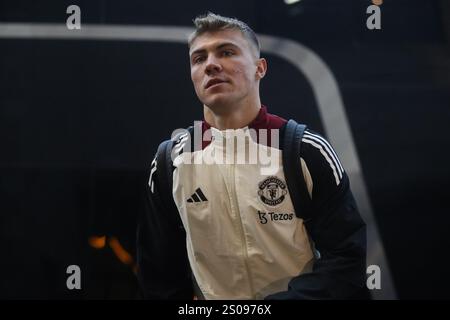 Wolverhampton, Großbritannien. Dezember 2024. Rasmus Højlund von Manchester United kommt am 26. Dezember 2024 in Molineux, Wolverhampton, Vereinigtes Königreich, vor dem Premier League-Spiel Wolverhampton Wanderers gegen Manchester United (Foto: Gareth Evans/News Images) in Wolverhampton, Vereinigtes Königreich am 26. Dezember 2024 an. (Foto: Gareth Evans/News Images/SIPA USA) Credit: SIPA USA/Alamy Live News Stockfoto