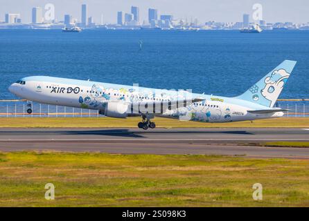 Japan – Tokio, 21. November 2024: Air DO Boeing B767 in Japan Stockfoto