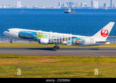 Japan – Tokio, 21. November 2024: JAL Japan Airlines (Tokyo DisneySea Livery) B767 in Japan Stockfoto