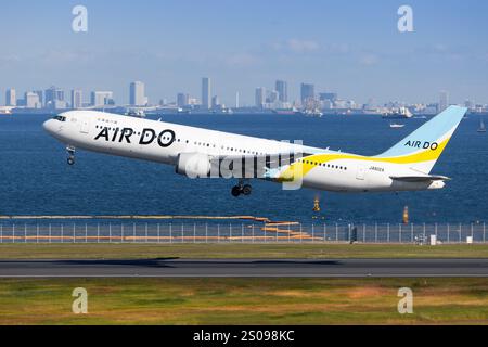 Japan – Tokio, 21. November 2024: Air DO Boeing B767 in Japan Stockfoto