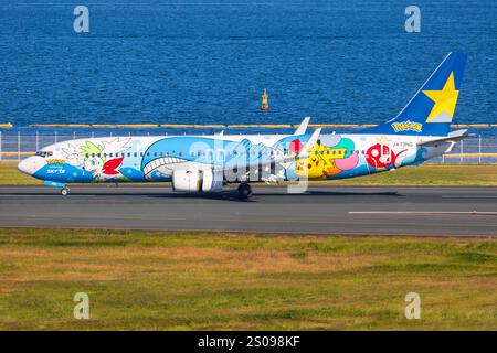 Japan – Tokio, 21. November 2024: Skymark Airlines (Pokémon-Lackierung) in Japan Stockfoto