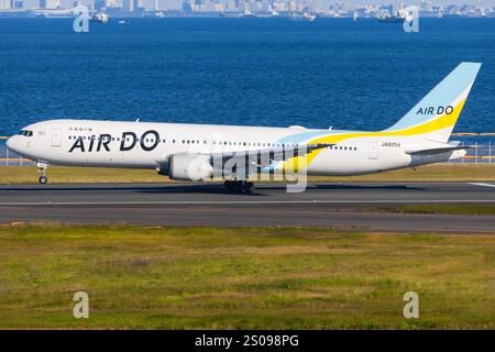 Japan – Tokio, 21. November 2024: Air DO Boeing B767 in Japan Stockfoto