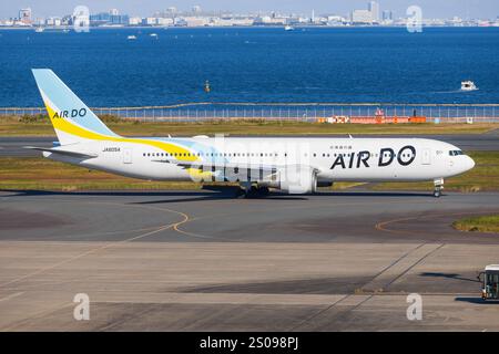 Japan – Tokio, 21. November 2024: Air DO Boeing B767 in Japan Stockfoto