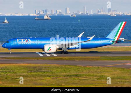 Japan – Tokio, 21. November 2024: ATI Airbus A350 in Japan Stockfoto