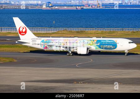 Japan – Tokio, 21. November 2024: JAL Japan Airlines (Tokyo DisneySea Livery) B767 in Japan Stockfoto