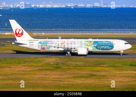 Japan – Tokio, 21. November 2024: JAL Japan Airlines (Tokyo DisneySea Livery) B767 in Japan Stockfoto