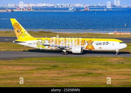 Japan – Tokio, 21. November 2024: Air DO Boeing B767 in Japan Stockfoto