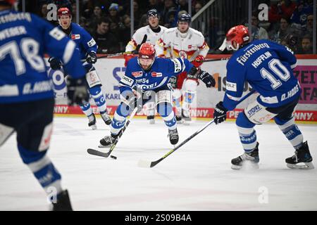 Benjamin Marshall (Schwenninger Wild Wings #54) Schwenninger Wild Wings gegen Duesseldorfer EG, Eishockey, DEL, 30. Spieltag, Saison 2024/2025, 26.12.2024 Foto: Eibner-Pressefoto/Sven Laegler Stockfoto