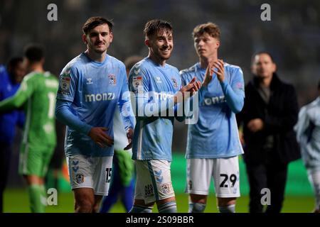 Josh Eccles (Mitte) von Coventry City begrüßt die Fans nach dem Spiel der Sky Bet Championship in der Coventry Building Society Arena in Coventry. Bilddatum: Donnerstag, 26. Dezember 2024. Stockfoto