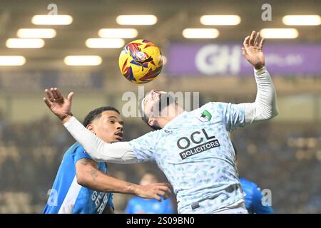 Stephen McLaughlin (3 Mansfield) wurde von Jadel Katongo (27 Peterborough United) während des Spiels der Sky Bet League 1 zwischen Peterborough und Mansfield Town in der London Road, Peterborough, am Donnerstag, den 26. Dezember 2024 gefordert. (Foto: Kevin Hodgson | MI News) Credit: MI News & Sport /Alamy Live News Stockfoto