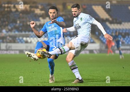 Jadel Katongo (27 Peterborough United) fordert Stephen McLaughlin (3 Mansfield) während des Spiels der Sky Bet League 1 zwischen Peterborough und Mansfield Town in der London Road, Peterborough am Donnerstag, den 26. Dezember 2024 heraus. (Foto: Kevin Hodgson | MI News) Credit: MI News & Sport /Alamy Live News Stockfoto